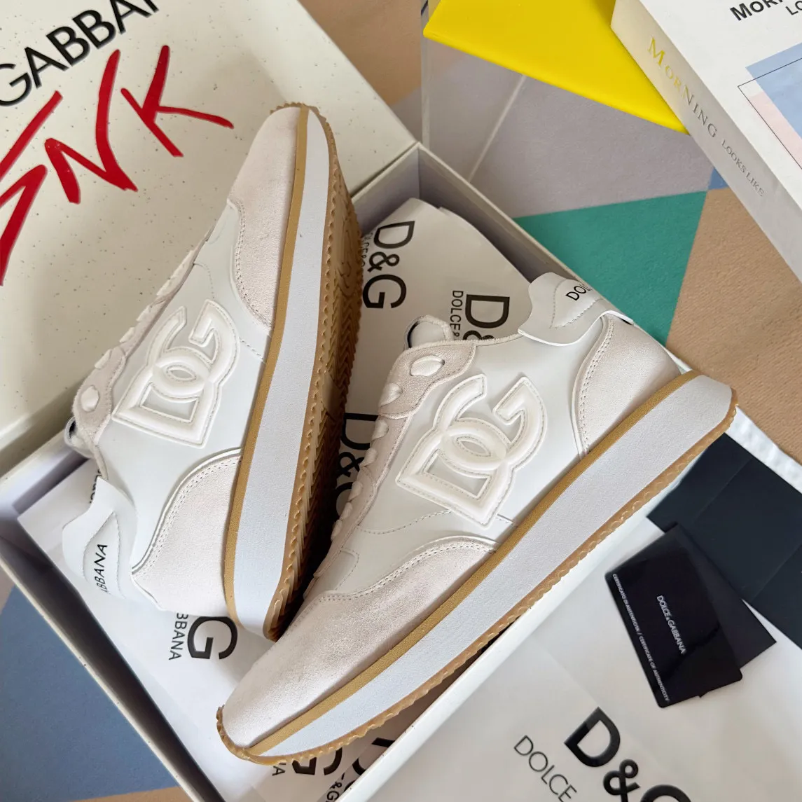 Factory price: 458💰D&G's latest Cushion series casual sports shoes, dad shoes, running shoes, original purchase and development, production, handmade, but always looking to the future. The new Cushion sneakers feature a two-tone suede upper accented by a mesh contrasting printed DG cross logo on the side. The lightweight, grippy rubber outsole is innovatively designed to provide excellent performance, while the jacquard label adds timeless style. Exquisite packaging at the delivery counter🛍📦 ▪️ Fabric: Original custom-made first-layer cowhide ▪️ Lining: Original custom-made breathable towel lining ▪️ Sole: Original open-molded rubber material ▪️ Bottom thickness: 3.5CM ▪️ Size: Men's 38-44, customized 45